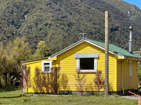 Rustic, Basic Cosy Alpine Hut, in the middle of the Mountains, Otira